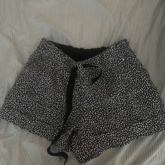Lululemon shorts size 6 - worn once - Picture 1 of 3